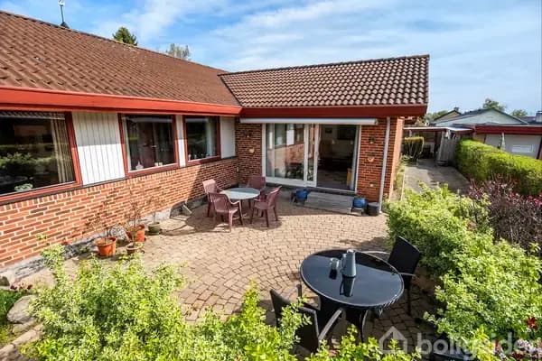 Villa med mange muligheder i roligt kvarter