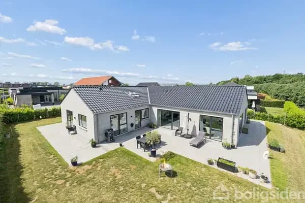VILLA MED UNIK BELIGGENHED TIL GRØNT OMRÅDE