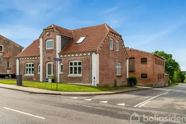 Charmerende villa med multirum og skøn have i hjertet af Timring