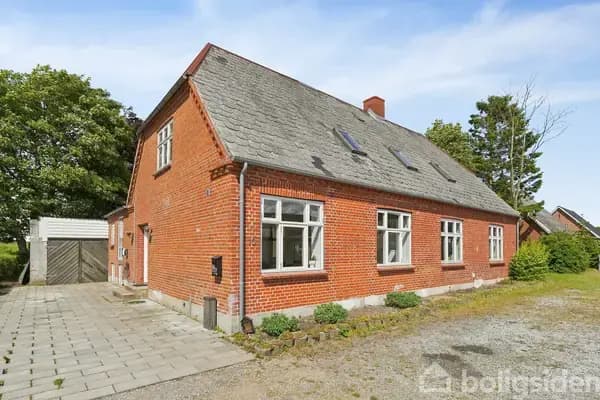 FAMILIEVENLIG BOLIG MED MASSER AF PLADS OG STOR HAVE
