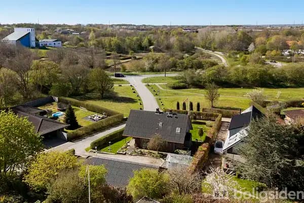 MULIGHEDSRIG EJENDOM MED GARAGE/LADE PÅ 74 M2 - LUKKET VÆNGE