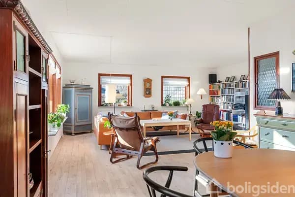Velholdt villa i Seden med stor stue, god kælder og garage