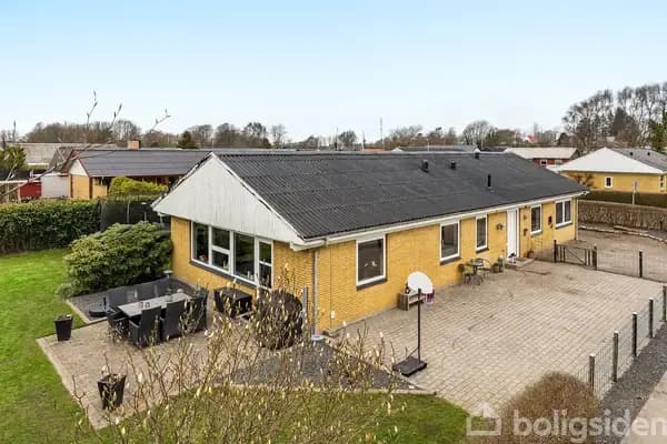 Velindrettet villa med plads til hele familien i Timring