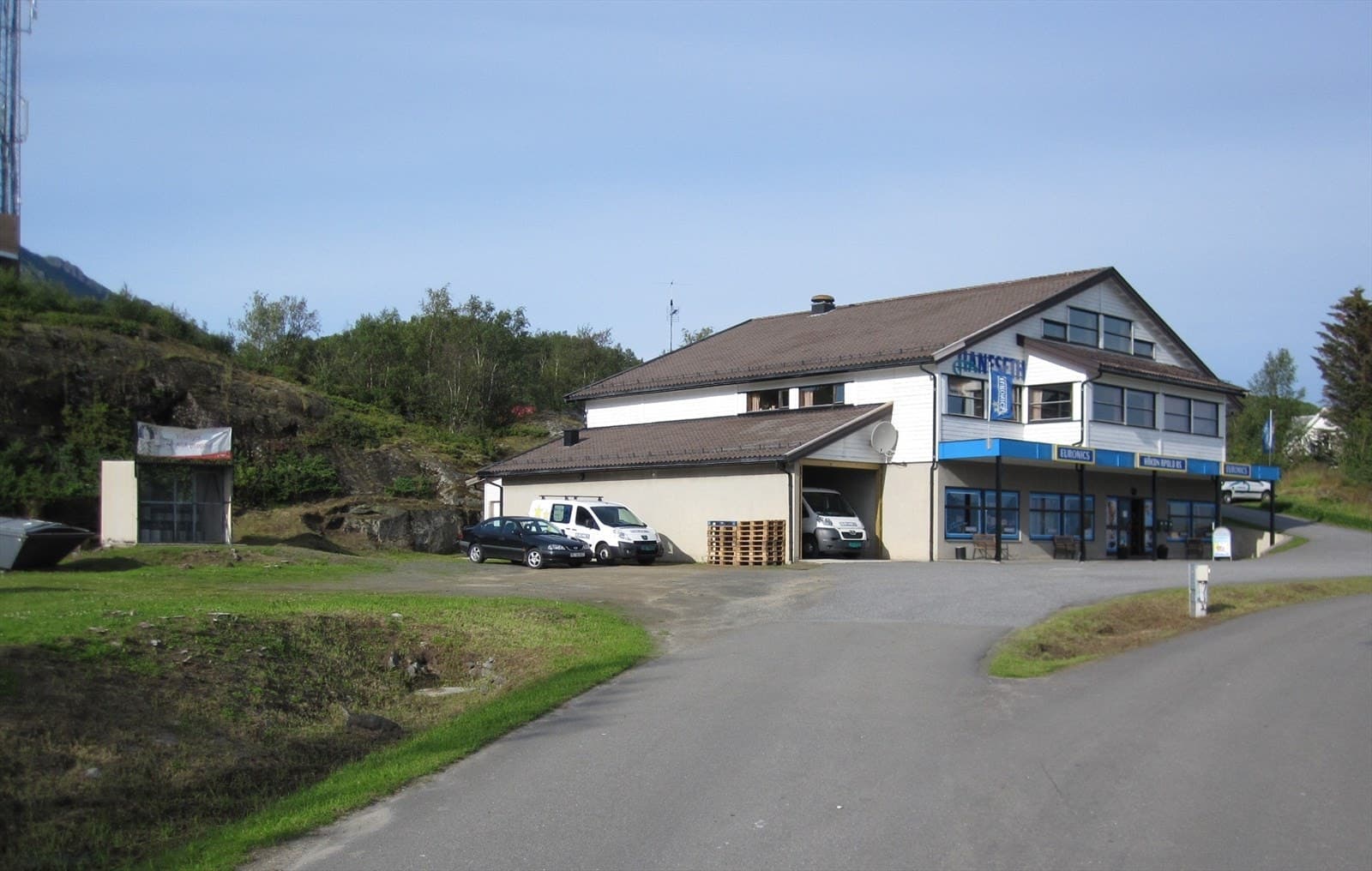 Sem & Johnsen Hamarøy - solid næringsbygg - egnet for reiseliv? - sentral beliggenhet i Skutvik Gamle Skutvik vei 41, Skutvik 842 m² 3 400 000 kr T