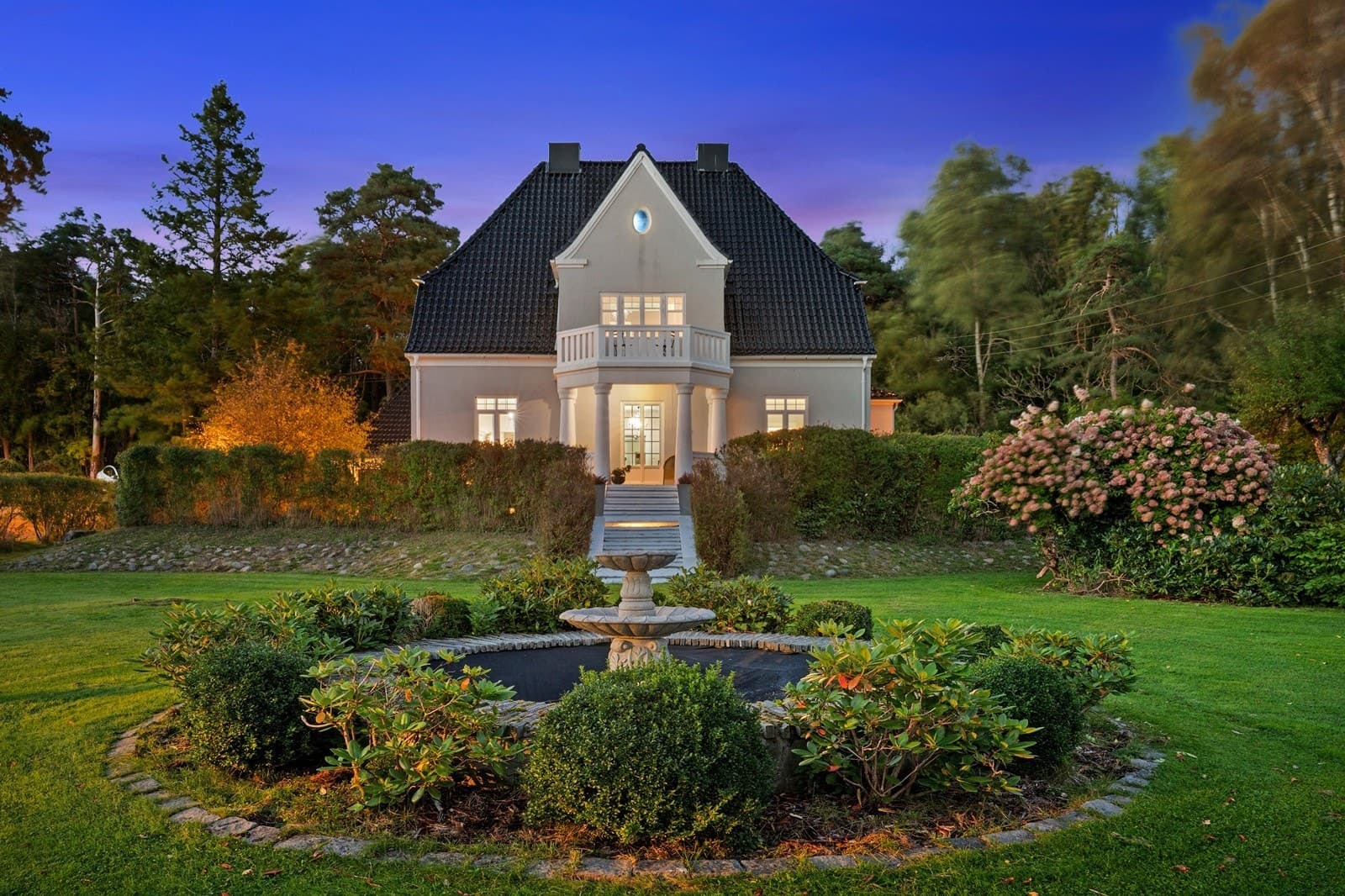 EiendomsMegler 1 Fredrikstad Herskapelig og særdeles flott villa, fritt beliggende på stor og nydelig hage