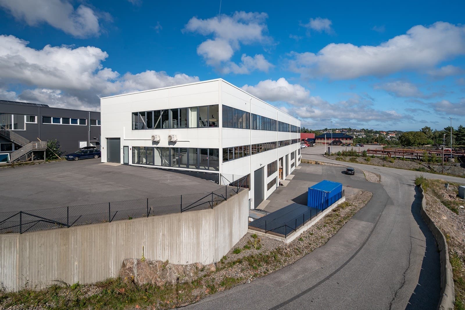 BOLIGMEGLEREN STRAY Høllen Vest Industriområde | Etablert næringsseksjon med stor kjøreport | Rikelig lagringsplass evt