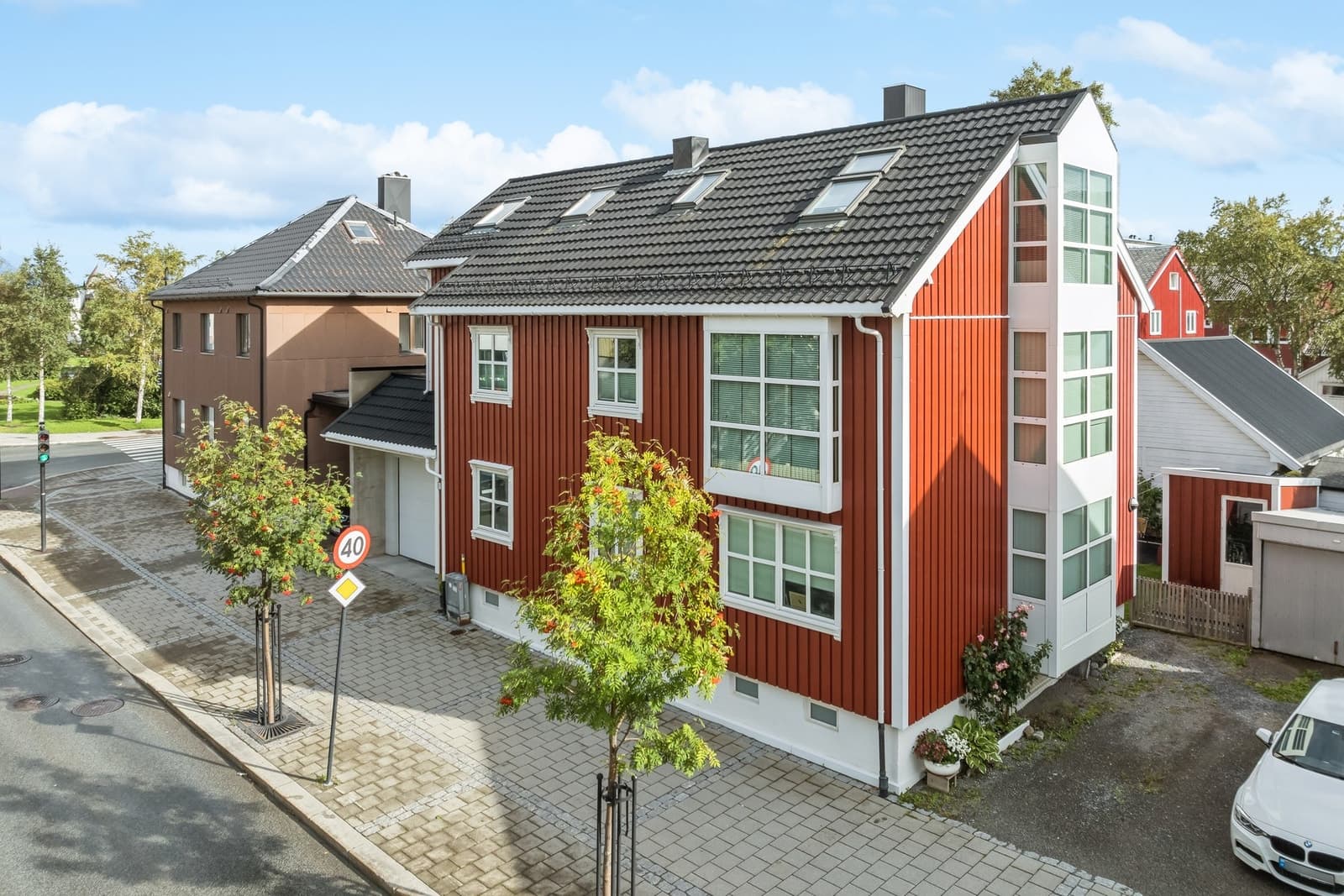 EiendomsMegler 1 Bodø - Stormen Sentrum/Midtbyen - Mye oppgradert hel tomannsbolig med innredet loft, 2 garasjer -