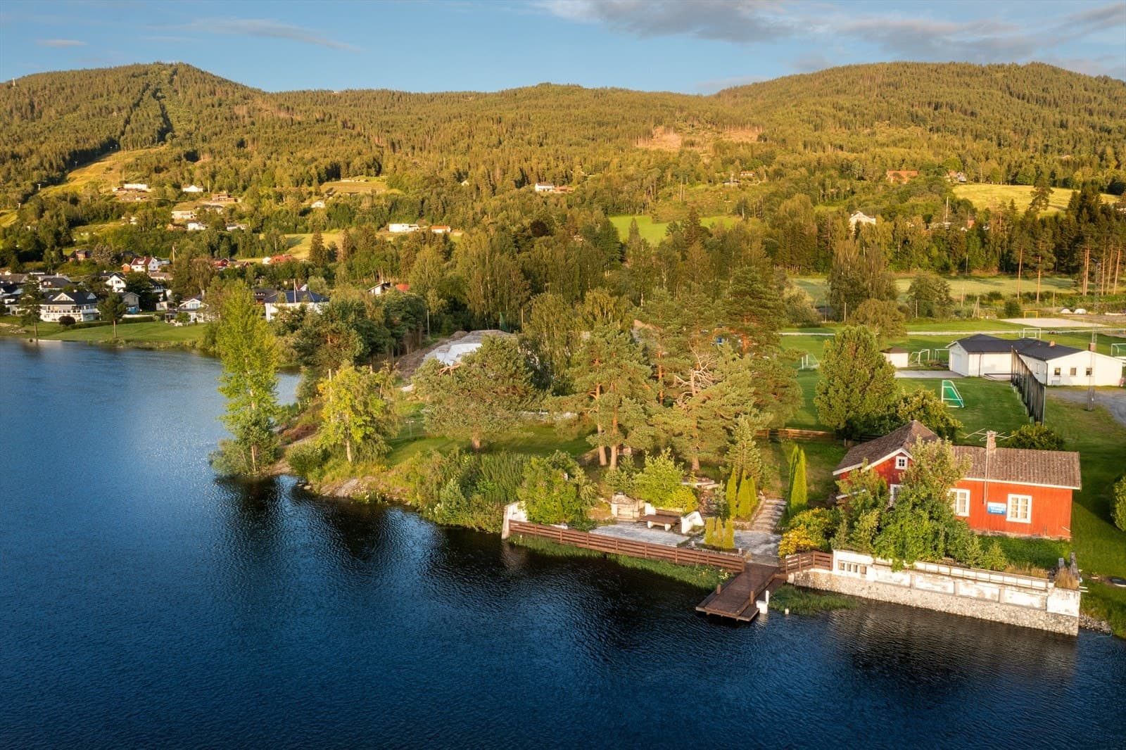 EiendomsMegler 1 Modum Solrik eiendom ved Tyrifjorden med ca 33 meter strandlinje og egen brygge