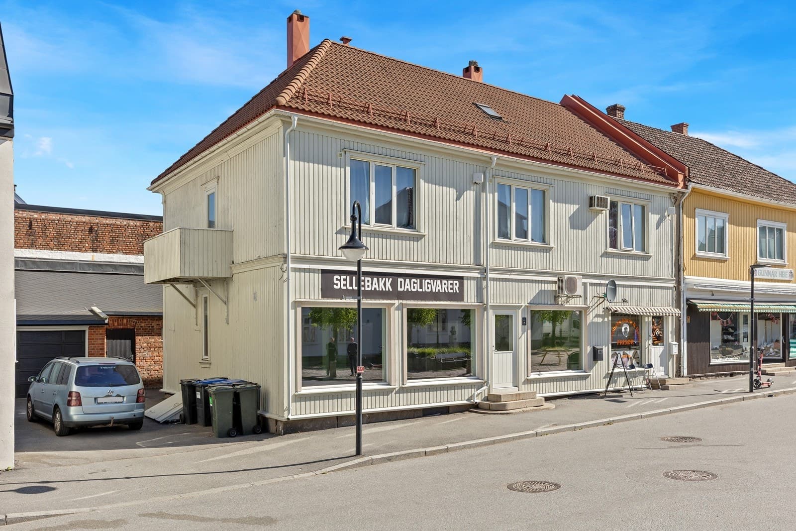 EiendomsMegler 1 Østfold Akershus Næring Fin påkostet bygård på Sellebakk Torg med 2 leiligheter og 2 næringslokaler samt bygg i bakården (garasje/lagr