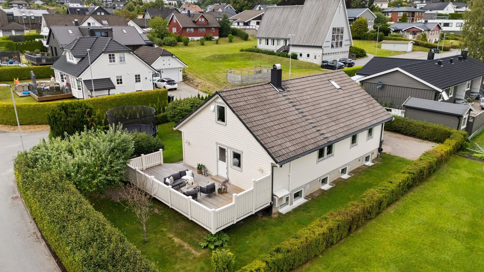 PrivatMegleren Sarpsborg Kurland - Romslig enebolig med 6 soverom, to stuer og garasje - Barnevennlig, flat tomt, solrikt og kort vei til flere fasiliteter