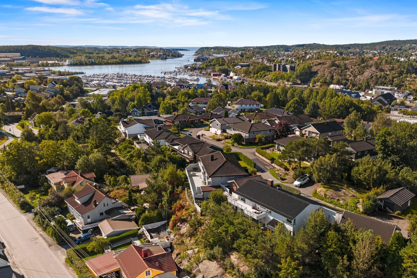 PrivatMegleren Fredrikstad Arkitekttegnet enebolig med egen hybel og fleksibel planløsning, rolig beliggenhet innerst i blindvei nær sentrum.