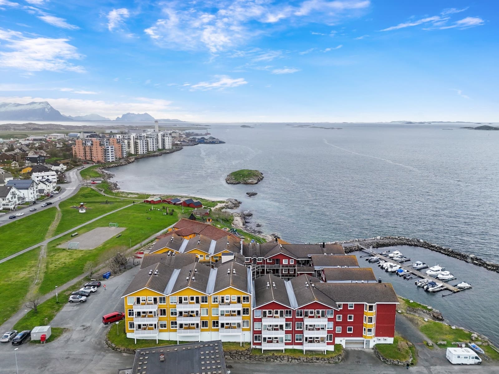 EiendomsMegler 1 Bodø - Stormen Breivika - Moderne og romslig leilighet fra 2013 med fast parkering, god planløsning og solrik terrasse - midt i populære