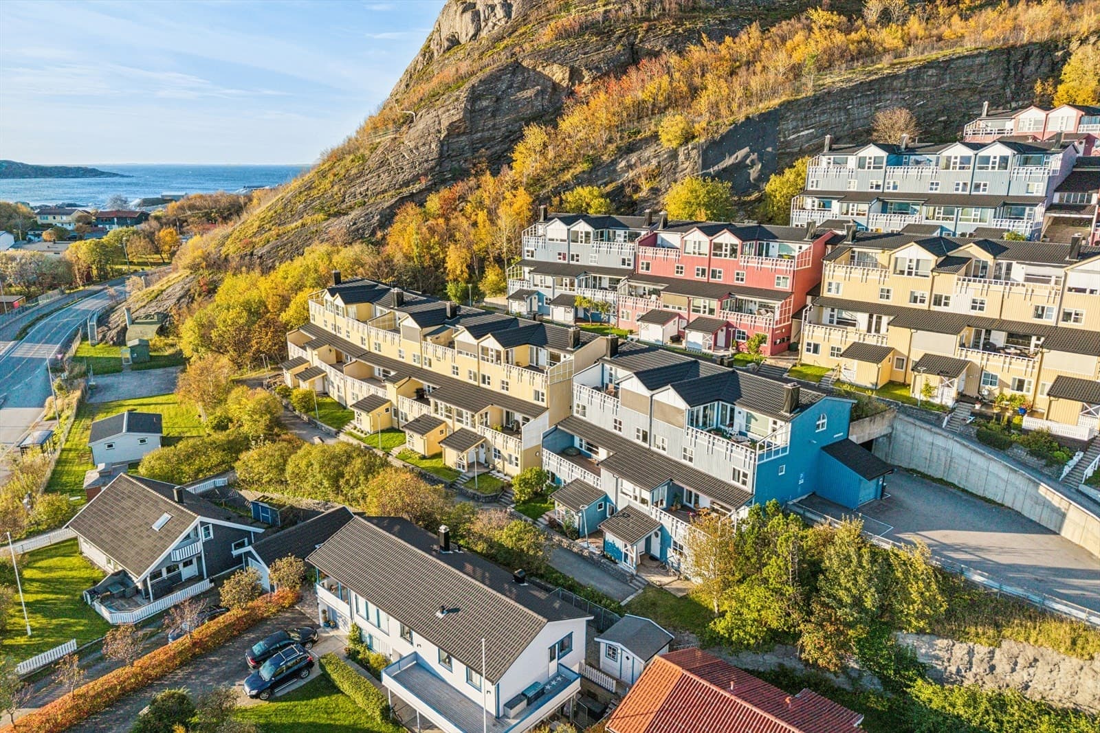 DNB Eiendom AS Rønvik - Lys og romslig leilighet over to plan med solrik balkong | Strålende utsikt | 3 soverom |
