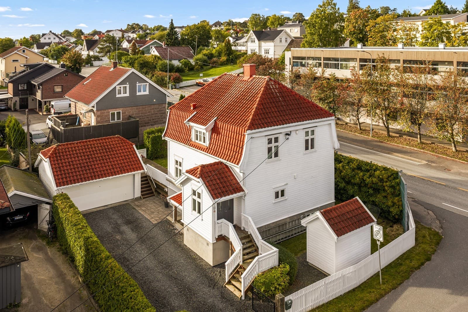 EiendomsMegler 1 Fredrikstad Smertu - Klassisk villa over tre plan | Renovert 2011-2013 | Vannbåren varme og vedovn | Garasje m/elbillader Nøkledypveie