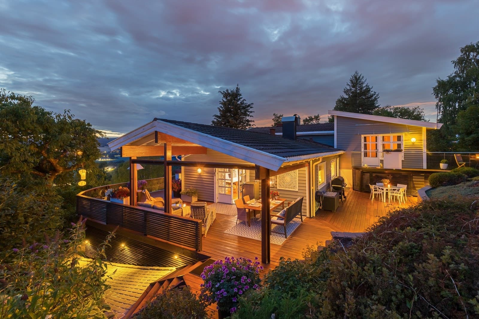 Nordvik Drammen Reistadlia - Betydelig oppusset enebolig m/dobbelgarasje - Nydelig utsikt og svært solrikt - Kort vei til tog/marka - Hegg barneskole S