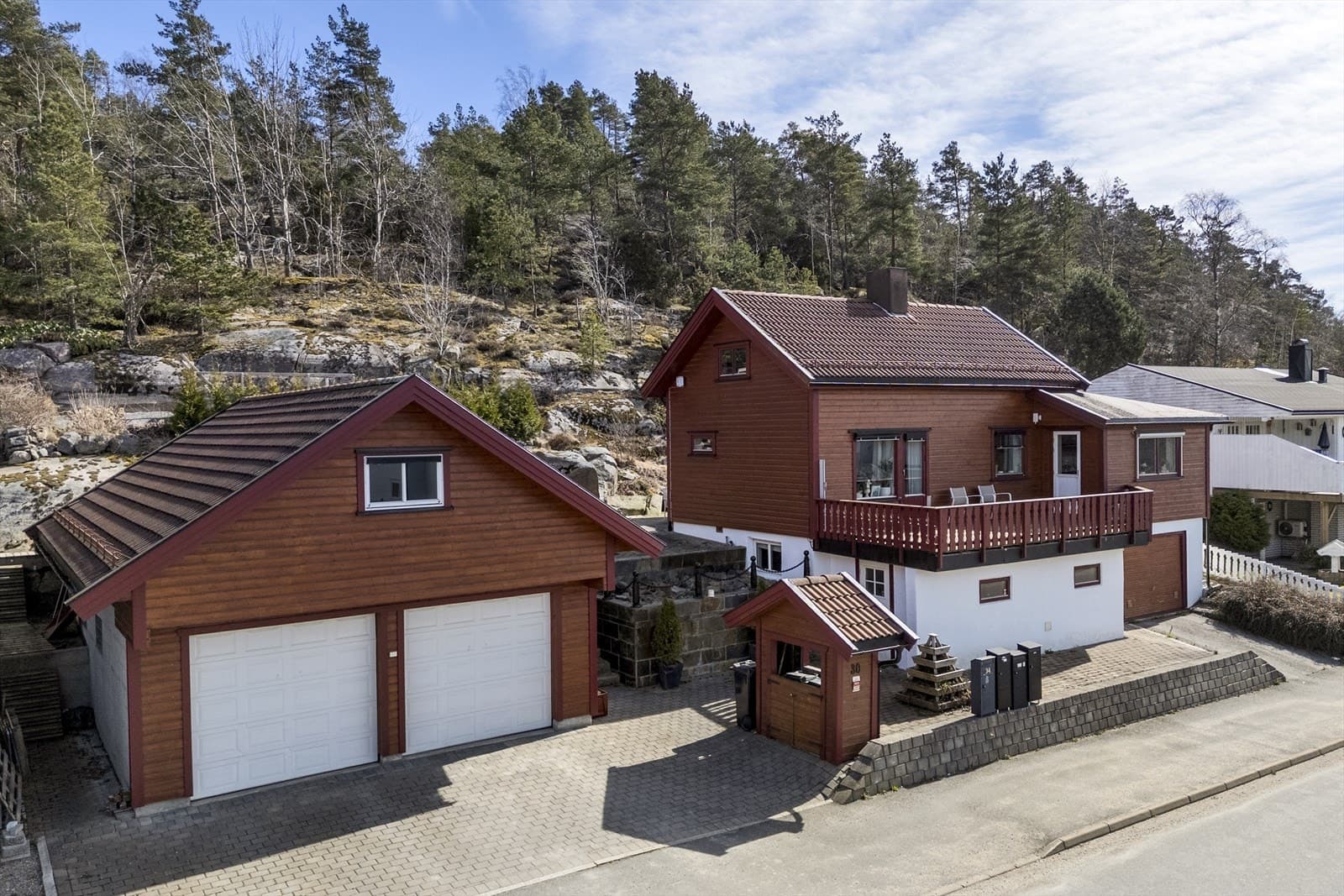 Proaktiv Eiendomsmegling Sarpsborg Yven - Pen og innholdsrik familiebolig i attraktivt og barnevennlig boområde - 3 stk garasjer - Gode solforhold! Yve