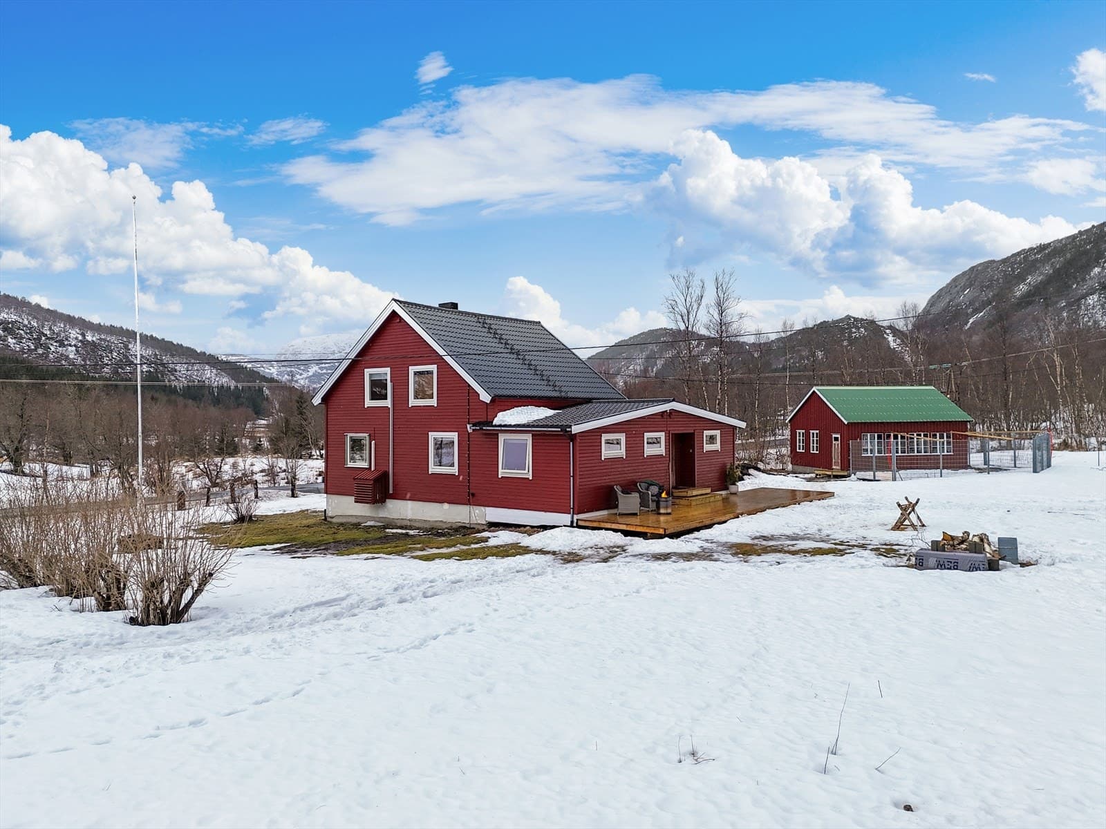 DNB Eiendom AS GILLESVÅG - Innbydende enebolig med naturskjønn beliggenhet & stor tomt | Dobbelgarasje & uthus m/hundegård | Gode solforhold! K