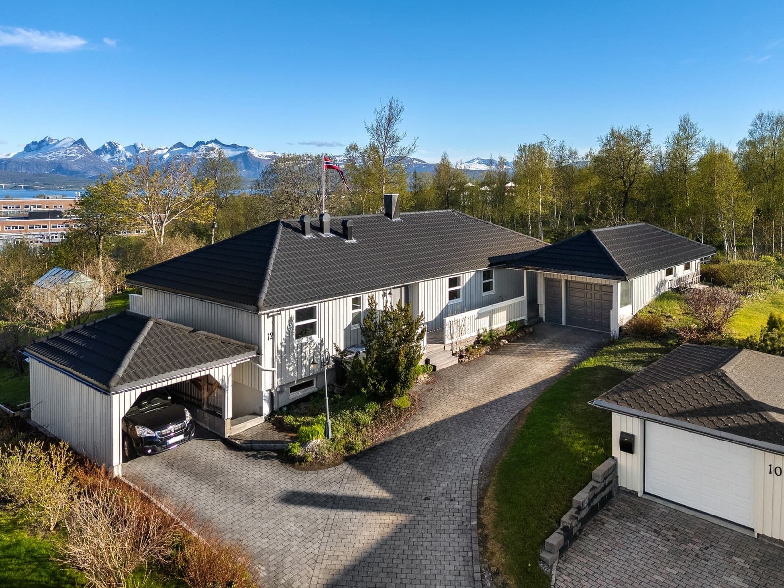 EiendomsMegler 1 Bodø - Stormen Osphaugen - VELHOLDT ENEBOLIG MED UTLEIEDEL OG UTSIK