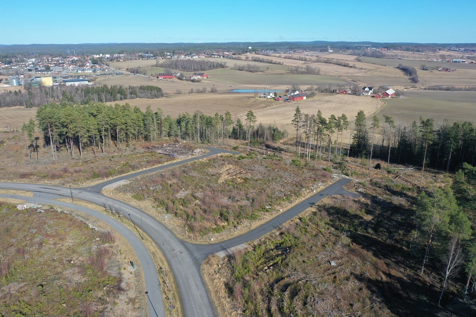 EiendomsMegler 1 Moss Byggeklar boligtomt uten byggeklausul - Høy og fri beliggenhet med marka som nærmeste nabo! Strømnesåsen 64, Råde 583 m² 2 590 00