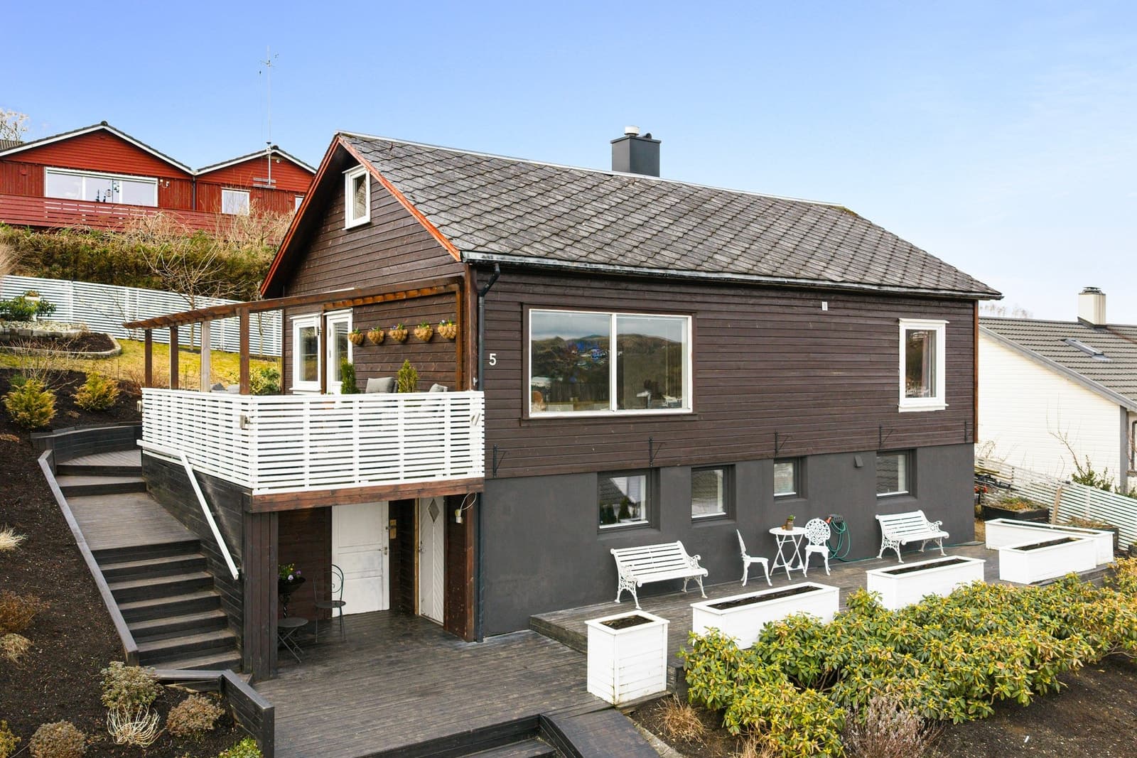 Privatmegleren Sandnes Ålgård - Solvendt bolig med utsikt mot Edlandsvatnet | Innvendig oppgradert | Nyere kledning | 3 sov | Terrasse og hage Rødhette