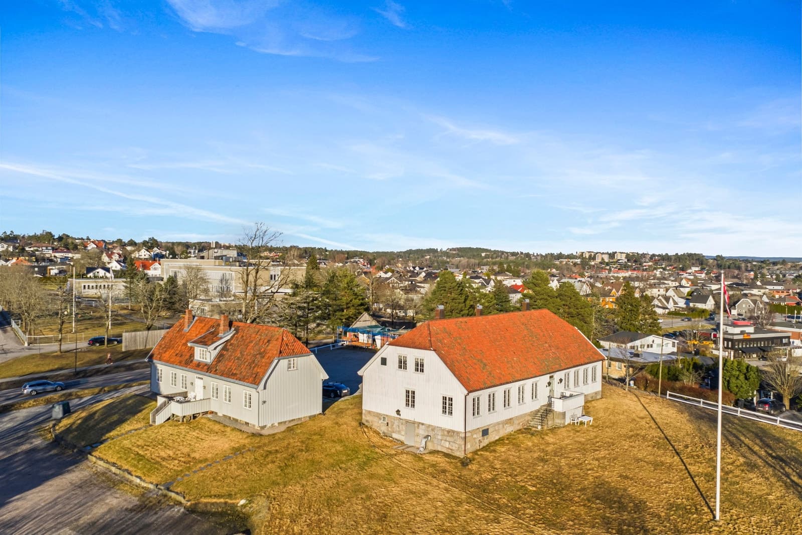 TINHOLT Eiendomsmegling Tune Prestegård - Sarpsborgs storstue. Unik og historisk eiendom. 2 oppgraderte bygg.