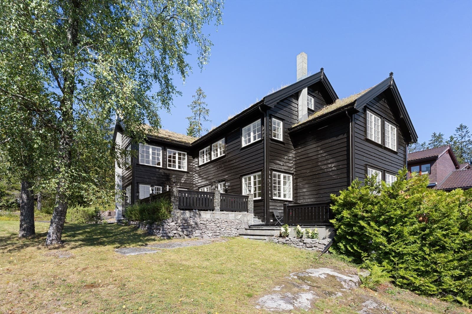EiendomsMegler 1 Sør-Norge avd Røa Holmenkollen - Fantastisk eiendom - 615 kvm BRA, 6 soverom, 6 bad, panoramautsikt, mer enn 270 kvm terrasse - 4 garasjeplasser