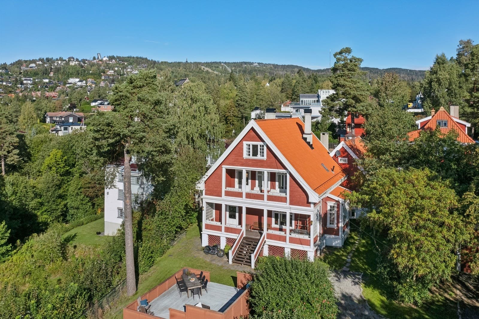 DNB Eiendom AS Slemdal - Ærverdig villaeiendom liggende privat med utsikt over Oslo og fjorden |
