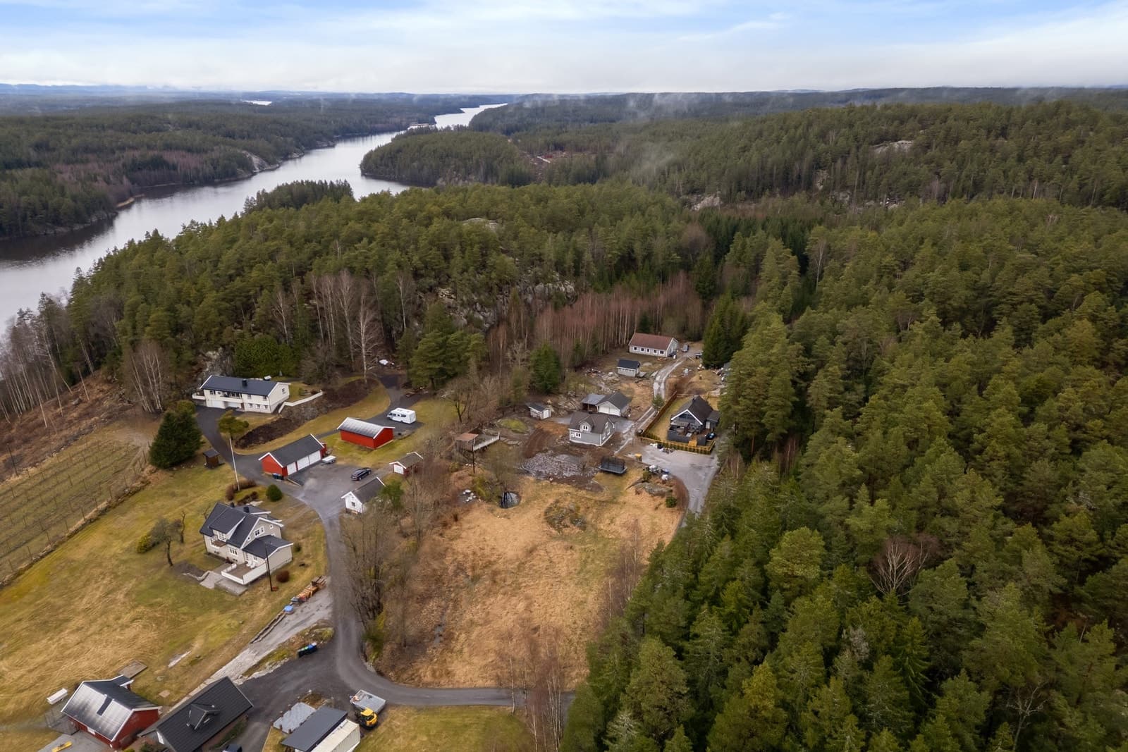 ASK Meglerverket Sarpsborg Råde/Missingmyr - Enebolig på stor landlig tomt med "kårbolig" | Moderniseringsbehov | Garasje, bod og stort utvik