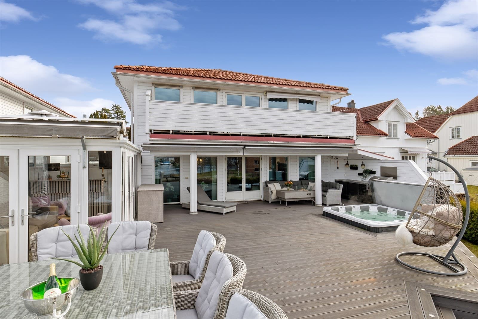 DNB Eiendom AS Borgestad - Stor selveier på 240 kvm | 2 plan | Romslig integrert garasje |