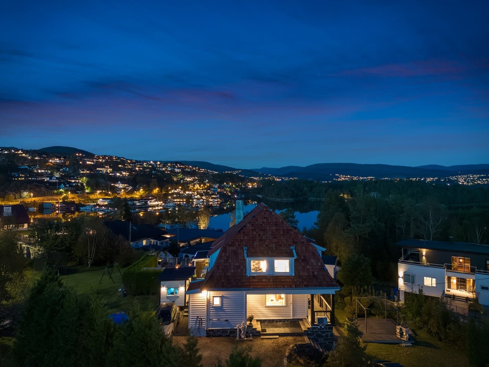 Eiendomsmegler 1 Bergen Sentrum Søreide - Stor enebolig med flott beliggenhet og utleiedel - utsikt utover Nordåsvannet - gode solforhold - barnevennli