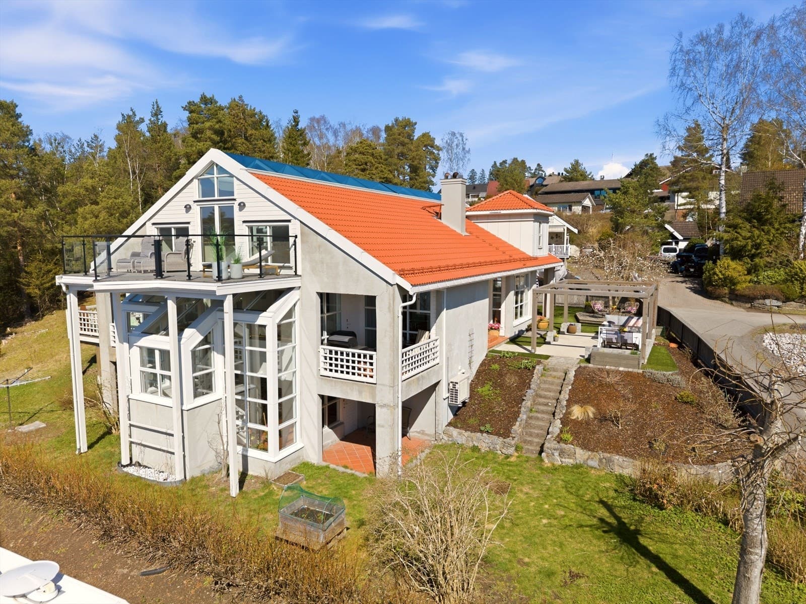 Nordvik Drammen Bjerkøya / Sande - Unik arkitekttegnet enebolig med nydelig fjordutsikt og gode solforhold - Dobbel garasje - Innerst i blindvei Fiskek