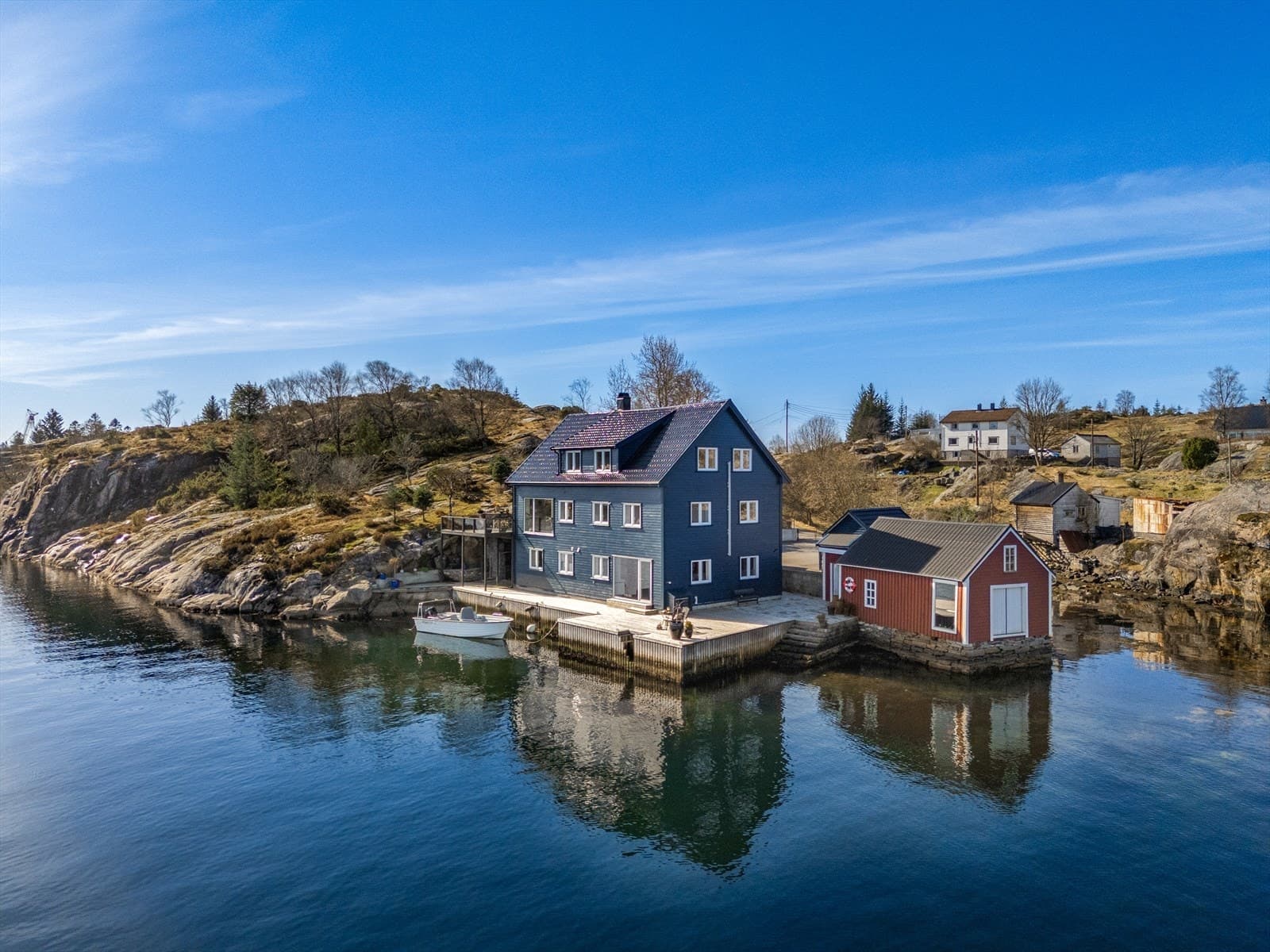 Nordvik Bergen Vest Hanøy - I sjøkanten; Enebolig med naust, brygge & 55 meter sjølinje