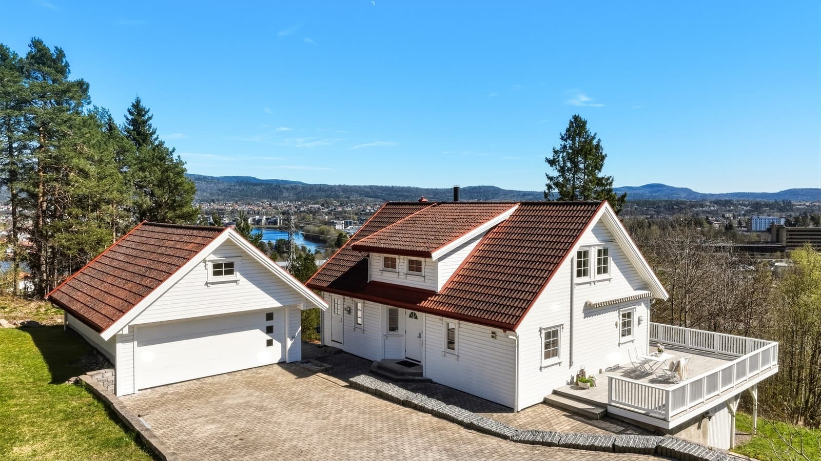 PrivatMegleren Telemark Innholdsrik enebolig m/godkjent sokkelleilighet, dobbel garasje og en fantastisk utsiktstomt innerst i blindvei.