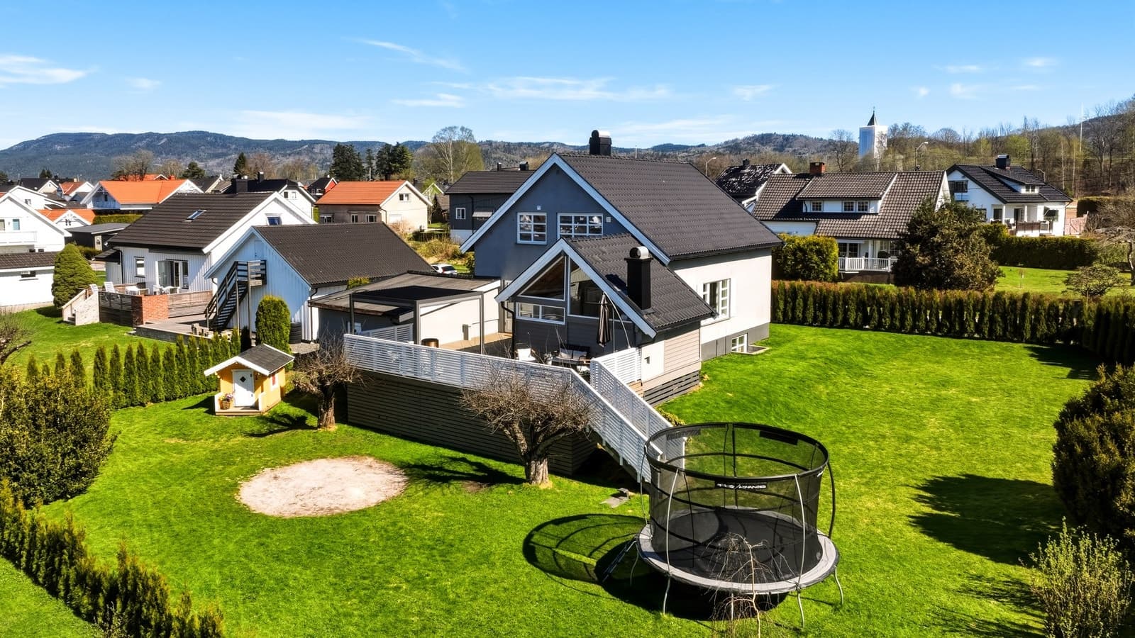 PrivatMegleren Telemark Meget fin og oppusset enebolig med stor hage -