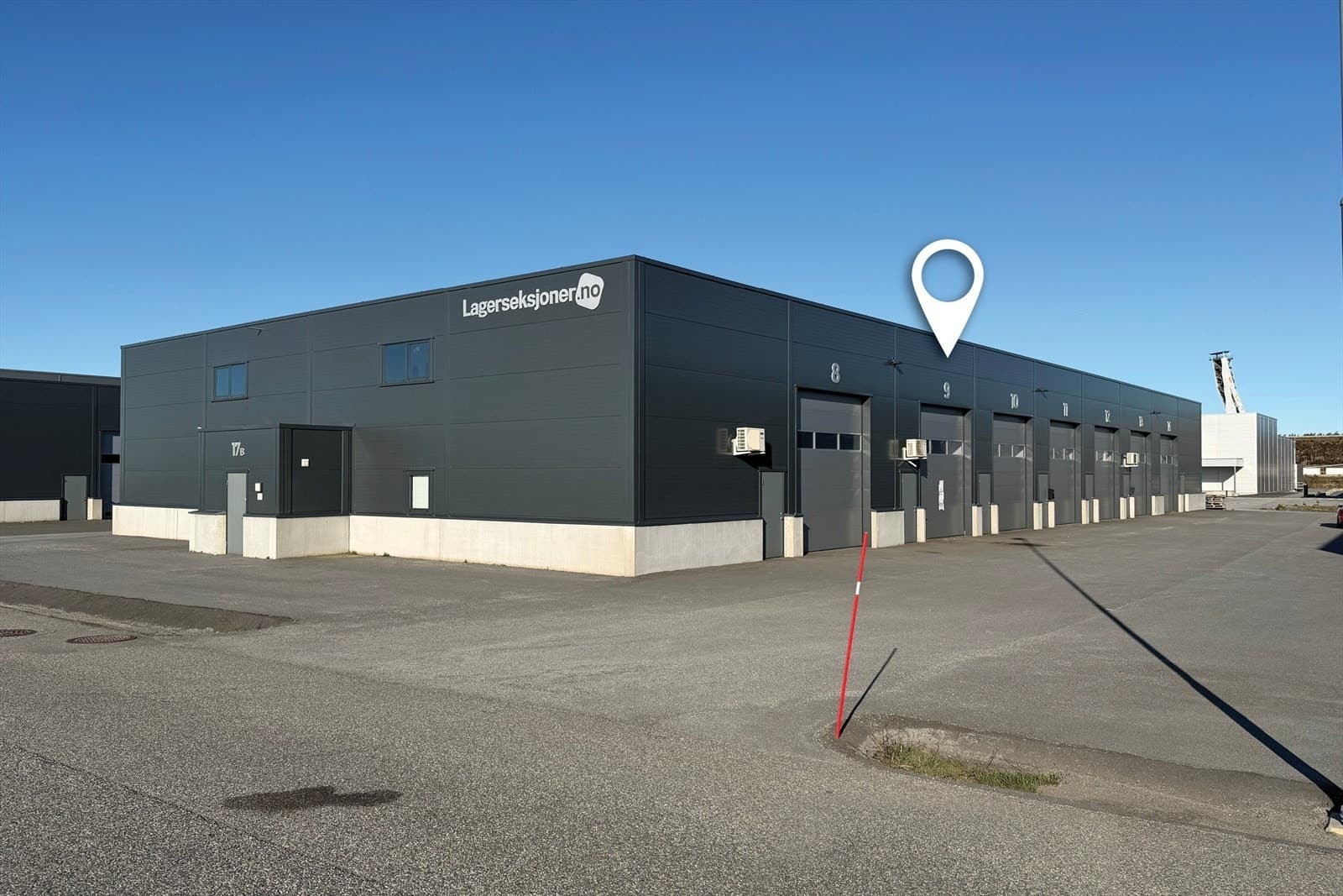 BOLIGMEGLEREN STRAY Lagerseksjon med stor automatisk port | 72 kvm med god takhøyde og reoler | Innlagt vann og varmepumpe | Nær E18 Skytterheia 17B, L