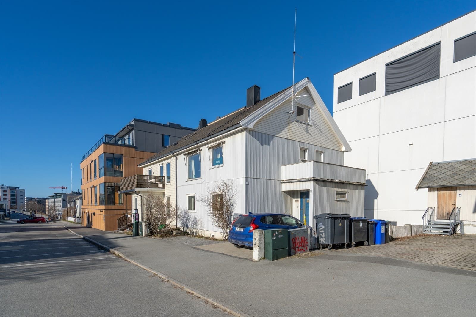 DNB Eiendom AS Sentrum - Stor og innholdsrik v-delt tomannsbolig midt i sentrum -