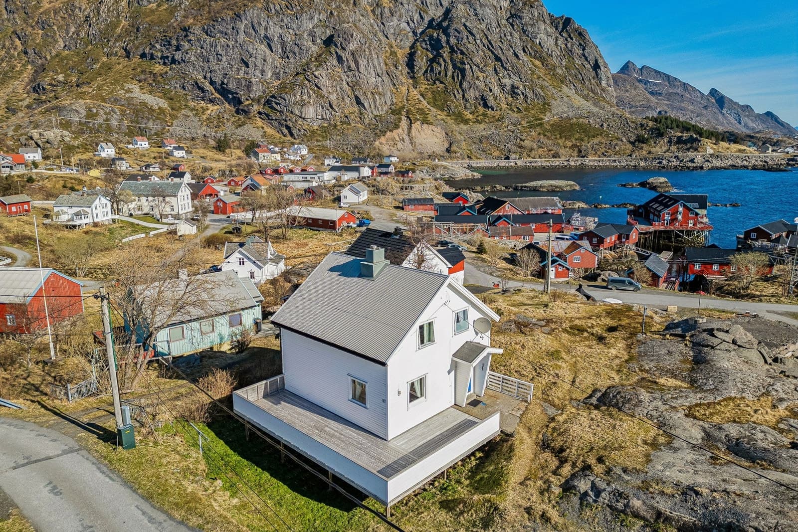 EiendomsMegler 1 Leknes Å i Lofoten - NY PRIS! Enebolig i sjarmerende omgivelser - God solgang - Fine uteplasser og flotte utsiktsforhold - Vedovn