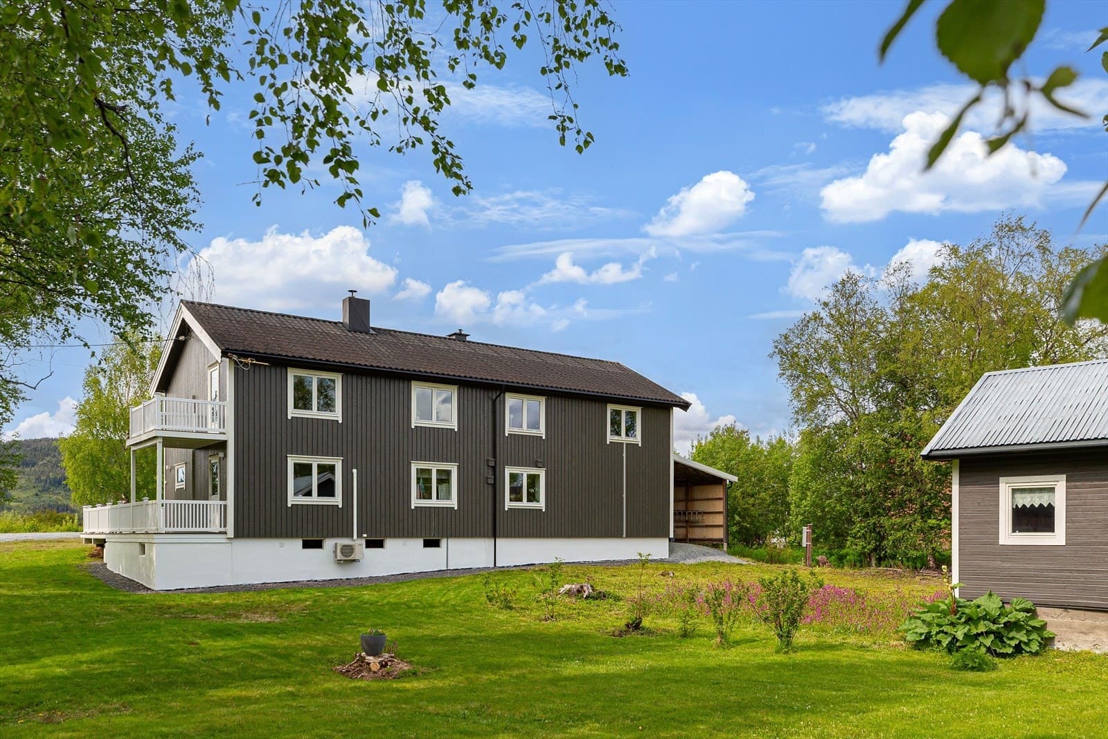 Aktiv Trondheim BERKÅK - Velholdt familiebolig m/stor terrasse | Carport | Integrert garasje | Gode solforhold | Nabotomt medfølger | Mye lagring Krove