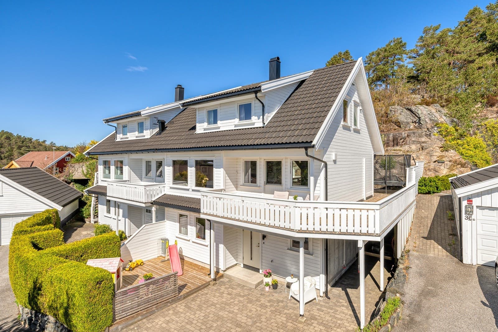 Aktiv Kristiansand VÅGSBYGD/ ÅSANE - Velholdt, pen vertikaldelt tomannsbolig med innholdsrik planløsning!