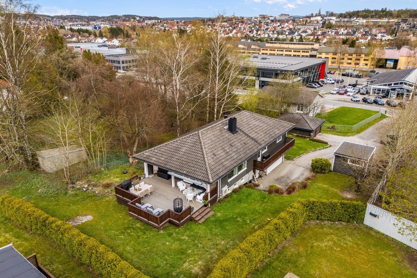 EiendomsMegler 1 Sarpsborg Brevik - Innholdsrik enebolig med 3 soverom og to stuer | Stor terrasse, garasje m/ elbillader og anneks |