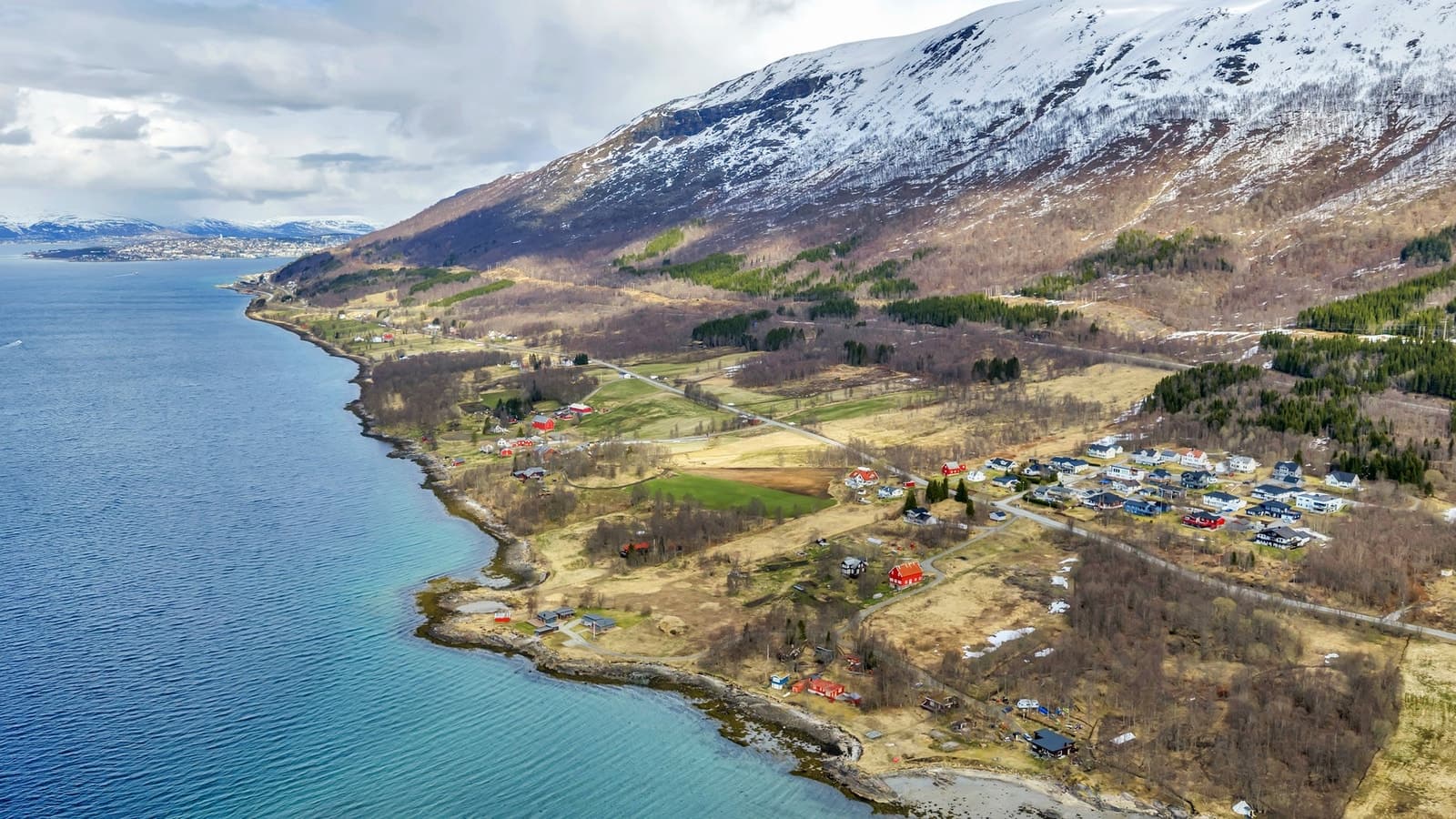 EIE eiendomsmegling Tromsø Berg - Herskapelig enebolig med 3-roms sokkelleilighet l God parkering i integrert garasje og på egen tomt