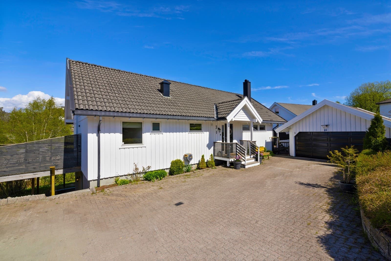 Eiendomsmegler Norge Kristiansand NODELANDSHEIA - Stor enebolig med dobbeltgarasje og utleiedel! Stor og solrik tomt! Kort gangavstand til barnehage og