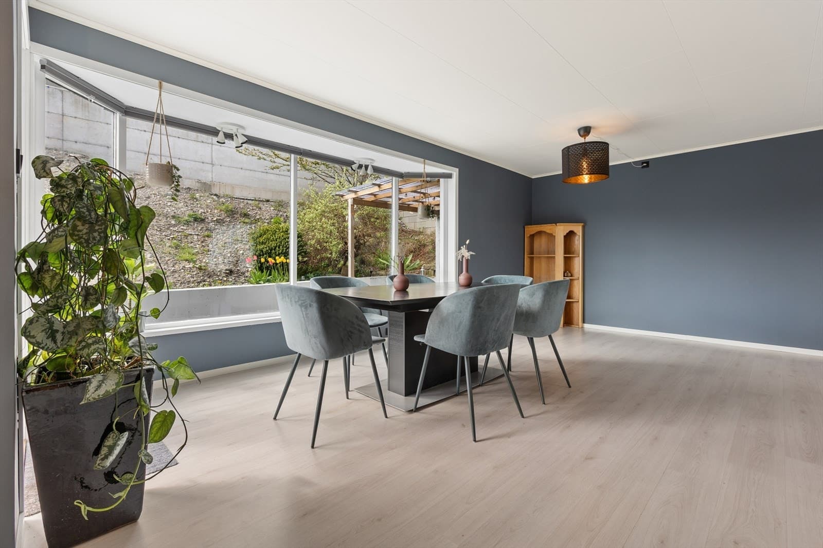 DNB Eiendom AS Trones - Sentralt beliggende enebolig over 3 plan | Stor terrasse og carport |