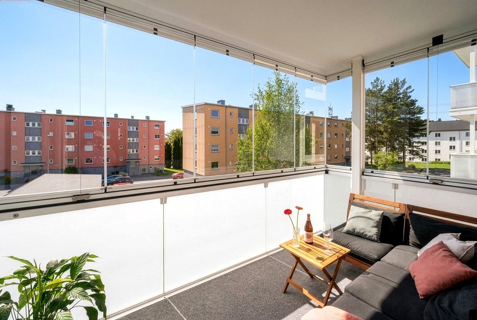 DNB Eiendom AS Høyenhall/Manglerud - Velholdt 3-roms med innglasset balkong | IN-ordning |