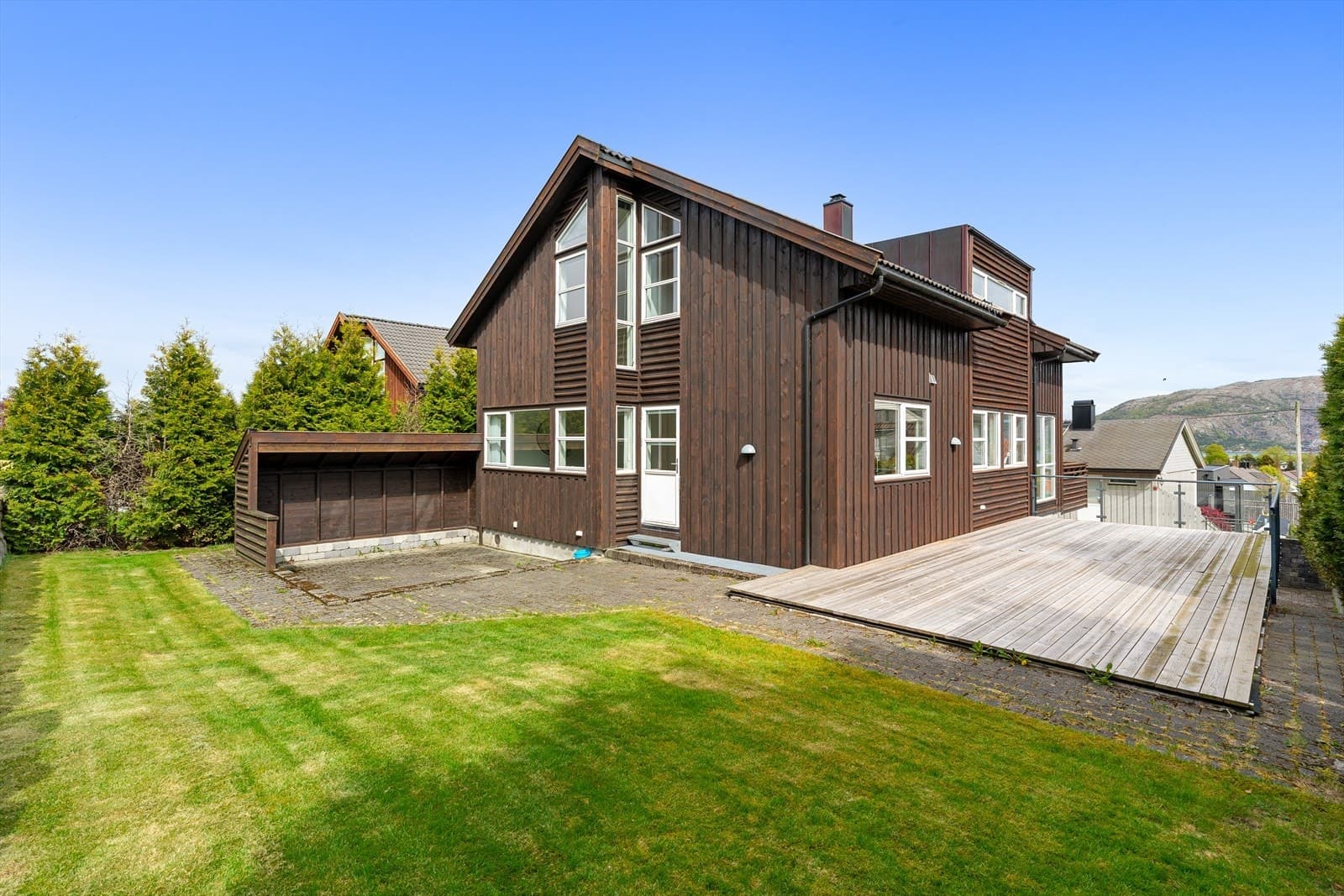 Proaktiv Eiendomsmegling Stavanger Øvre Vaulen - Flott og innholdsrik enebolig over 3 plan med god standard, garasje, hage, terrasse, balkong og attraktiv beliggenhet.