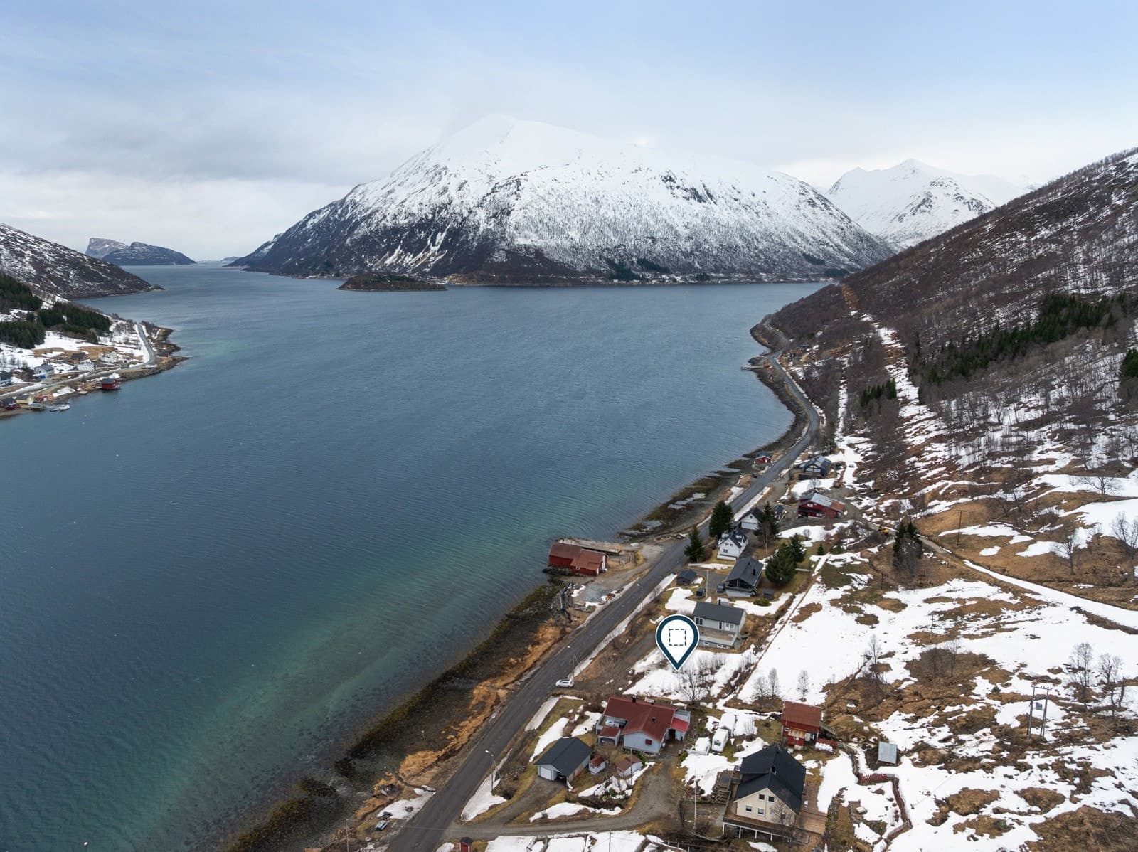 Sne Eiendomsmegling AS BOLIGTOMT PÅ 933 KVM MED STRANDLINJE - Vann, avløp og septik ligger klart Sjøtunvegen 138, Kvaløya 933 m² 550 000 kr Totalpris: