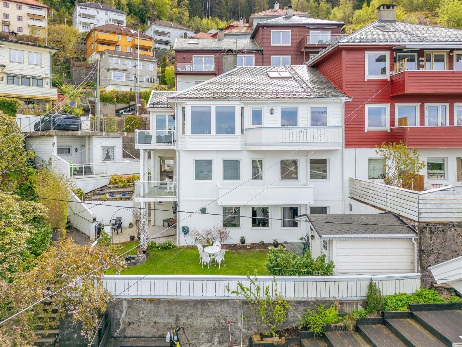 Eiendomsmegler Norge Bergen Sentrum Sandviken - Flott og velholdt familiebolig med 2 p-plasser. Praktfull utsikt, hage og solrike utearealer.