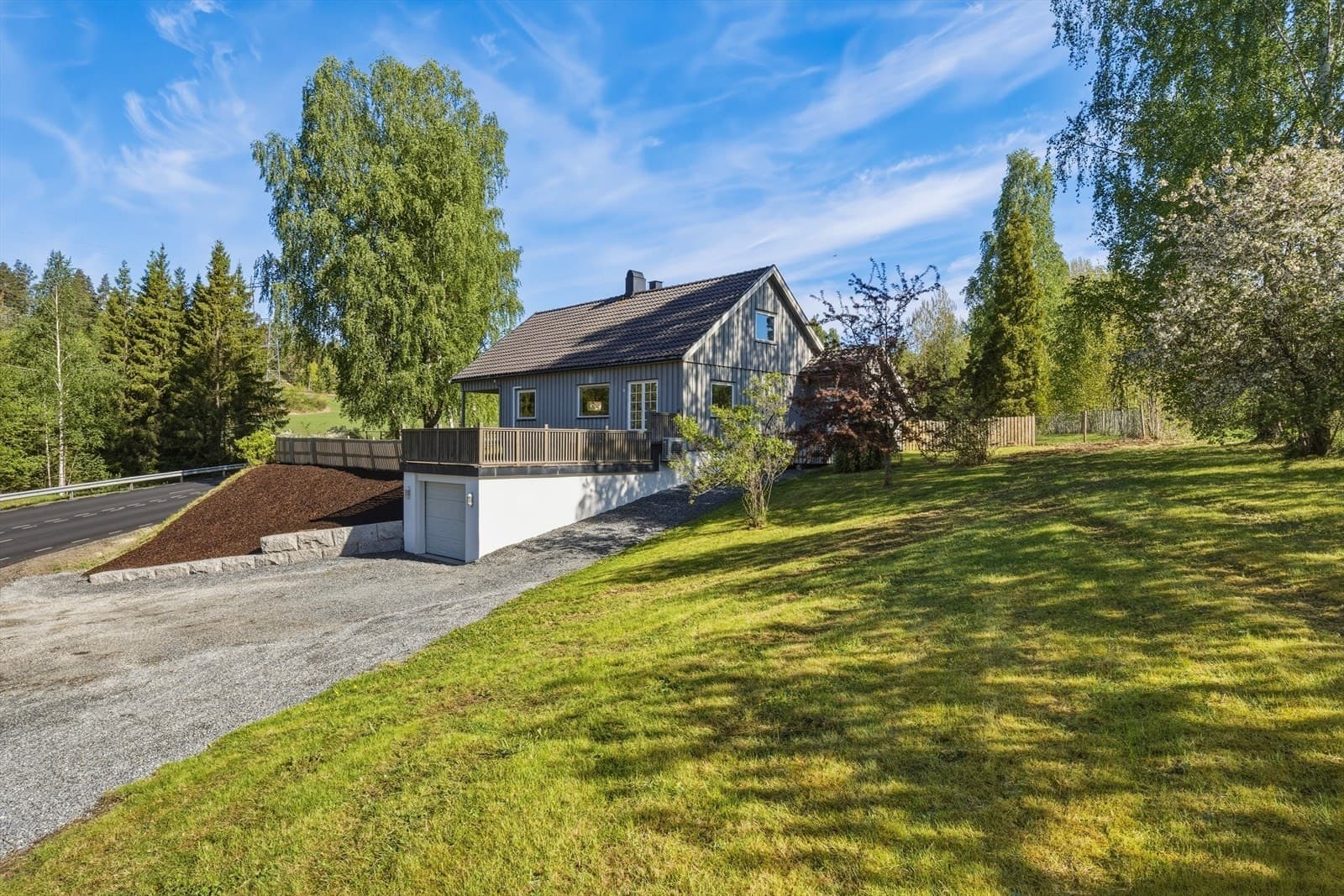 Proaktiv Eiendomsmegling Drammen, Lier & Holmestrand Vikersund - Velholdt og pen enebolig på 272m² i landlige omgivelser, kun 3 min fra sentrum