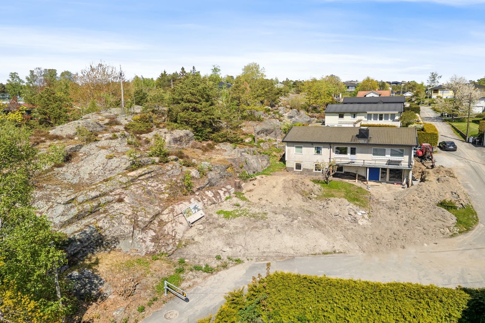 ASK Meglerverket Sarpsborg Unik tomt i populær og rolig gate | Rammetillatelse for oppføring av enebolig m/frittliggende garasje er gitt! Marikosveien