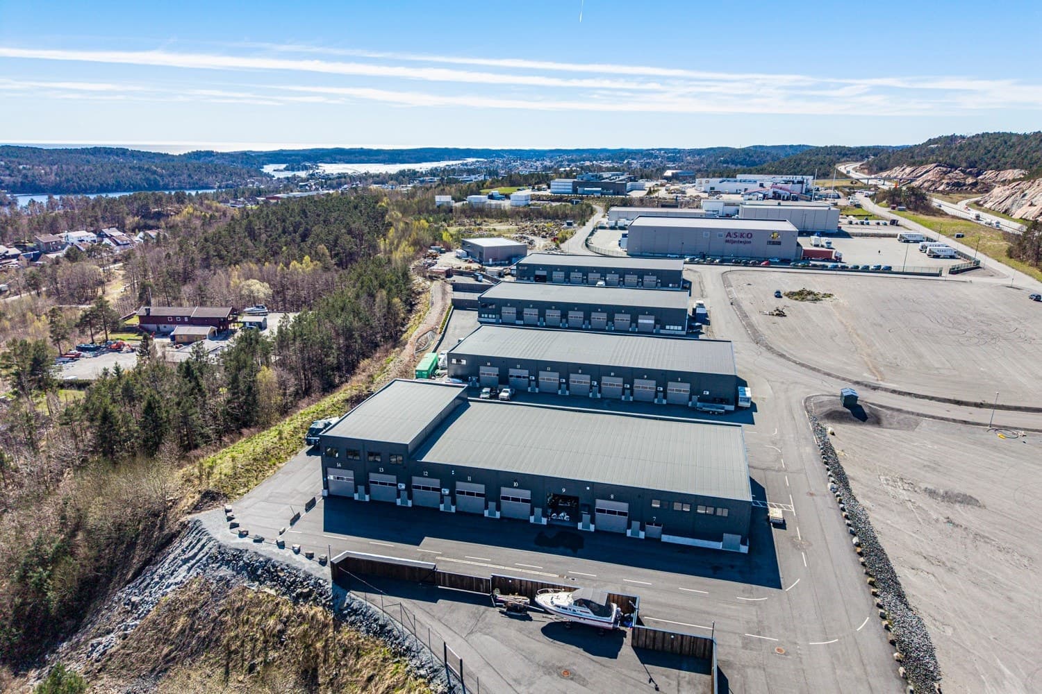 Eiendomsmegler Norge Arendal Næringseksjon i lagerhall på Gaupemyrheia godkjent for lager/kontor/lett næring - Enkel adkomst til E18 - Seksjonen ligg G